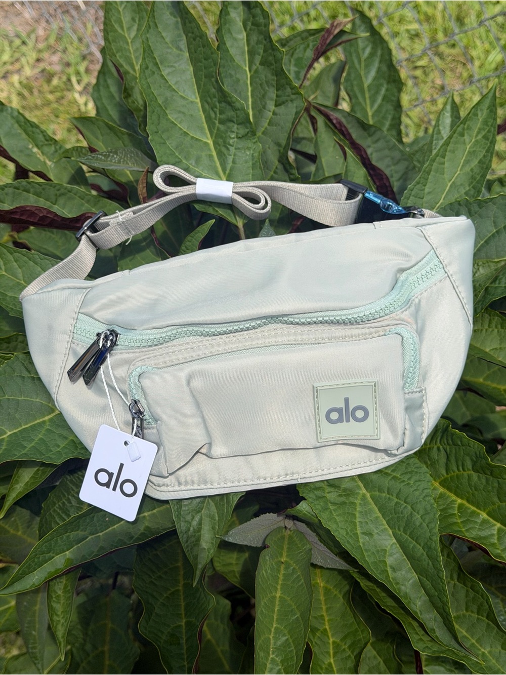 ALO Yoga Light Green Belt Bag / Fanny Pack - Picture 5 of 16